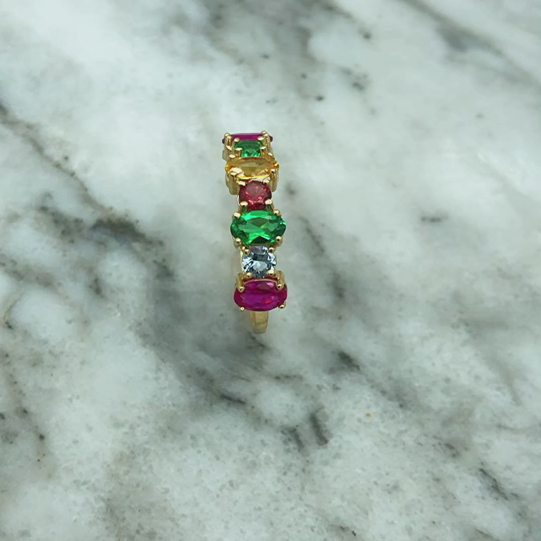 18K Bague en Or Jaune 7 Zircon Sertis à Grifffes. Taille Ovale et Brillante