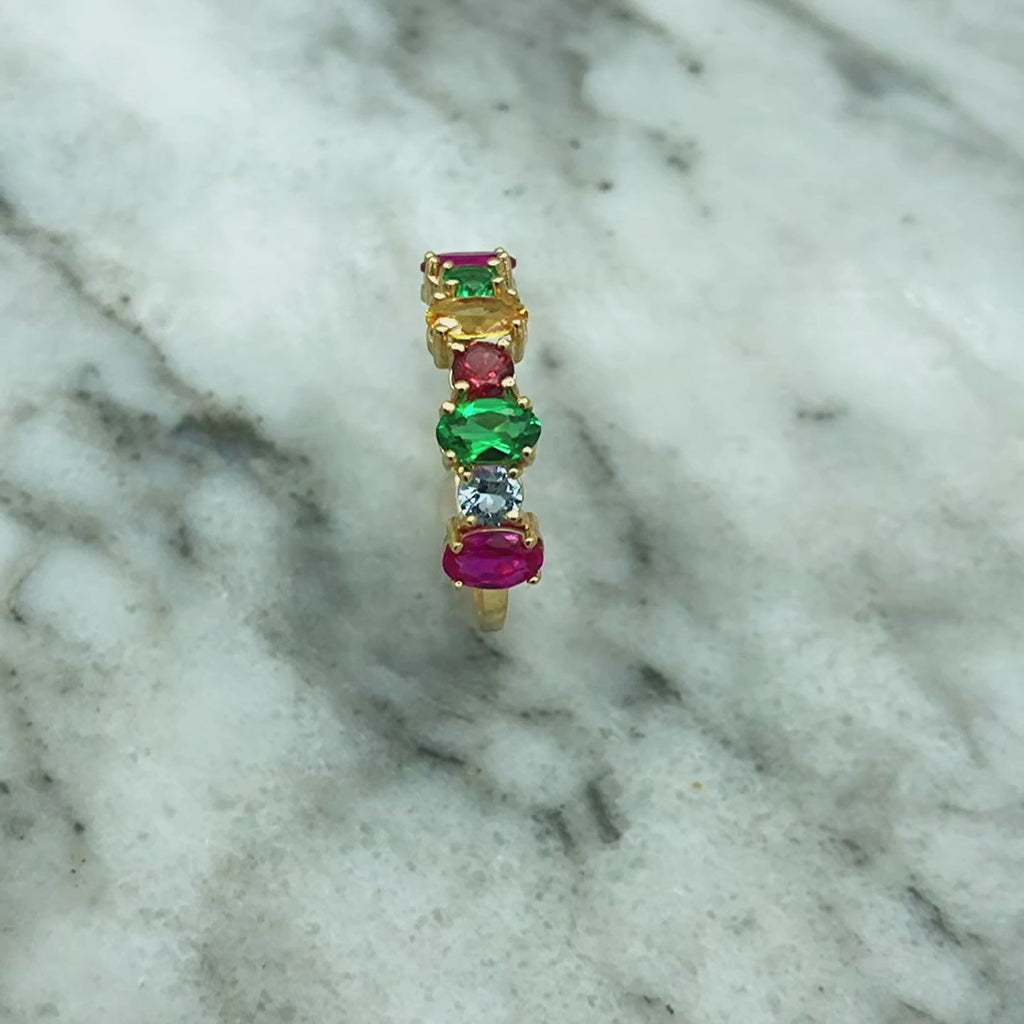 18K Bague en Or Jaune 7 Zircon Sertis à Grifffes. Taille Ovale et Brillante